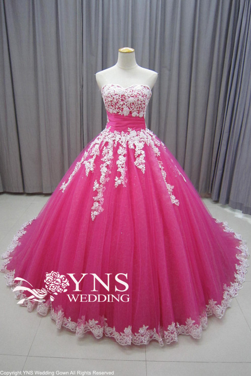 色鮮やかなピンクのカラードレスが着たい！会場が華やぐカラーへ（デザイン変更後）